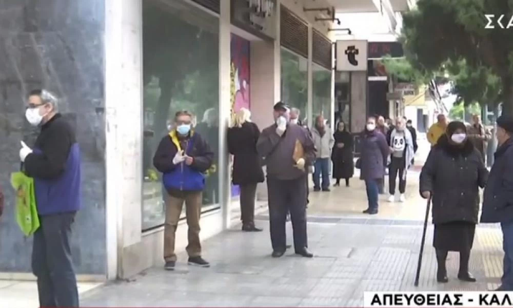 Συνεχίζονται και σήμερα οι ουρές στις τράπεζες